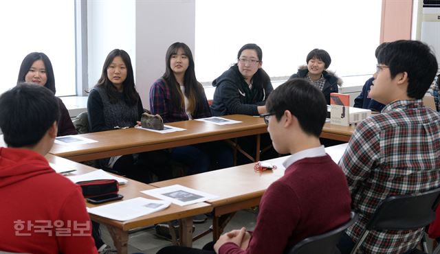 5일 서울 종로구에서 열린 '전쟁의 기억' 강좌에 참석한 중학생 11명이 일본 애니메이션 '바람이 분다'에 대해 의견을 나누고 있다. 배우한기자 bwh3140@hk.co.kr