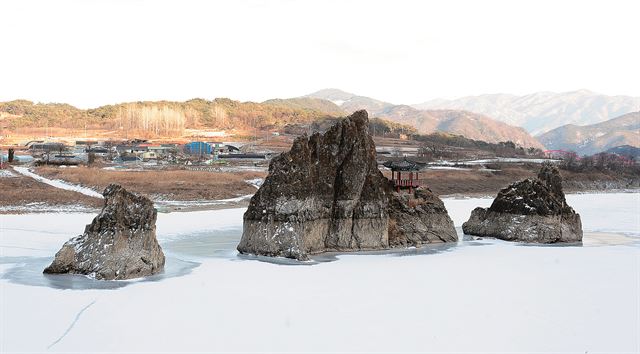 겨울 도담삼봉. 얼어붙은 강물에 하얀 눈이 쌓여 운치를 더한다.