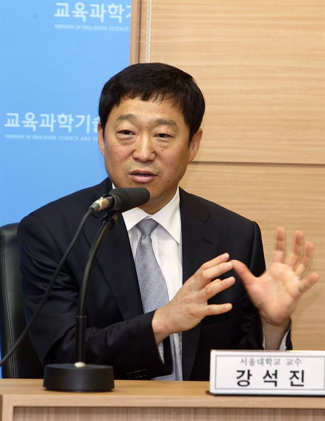 2009년 최고과학기술인상을 수상했던 강석진 교수. 한국일보 사진DB