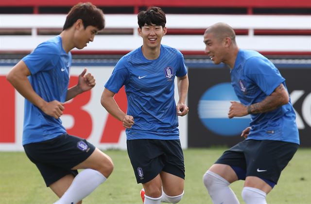 아시안컵 축구 대표팀 구자철, 손흥민, 차두리(왼쪽부터)가 7일 호주 캔버라의 디킨 스타디움에서 진행된 전술 훈련을 앞두고 밝은 표정으로 몸을 풀고 있다. 캔버라=연합뉴스