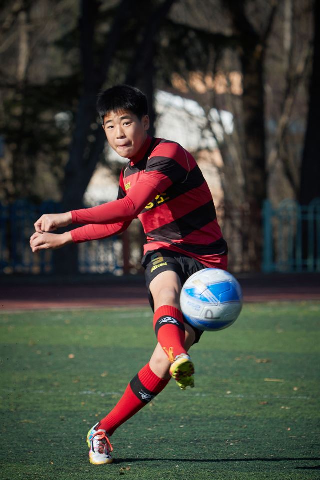 제27회 차범근축구상 대상을 수상한 홍윤상(포철동초)이 6일 모교 운동장에서 슛을 날리고 있다. 소년한국일보 제공