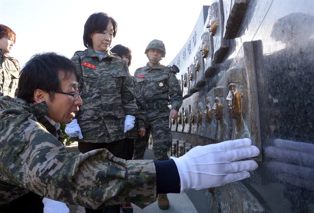 천호선(왼쪽) 대표와 심상정(가운데) 원내대표 등 정의당 지도부가 7일 백령도를 방문해 '천안함 46용사' 위령탑의 추모 조형물을 살펴보고 있다. 백령도=국회 사진기자단