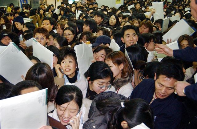 수능 시내에도 학과 선택을 위한 막판 접수 작전은 계속됐다. 2003년 12월 13일 서울 이화여대 정시모집에서 수많은 수험생과 학부모들이 마감시간대에 몰려 혼잡을 보이고 있다. 류효진기자 jsknight@hk.co.kr