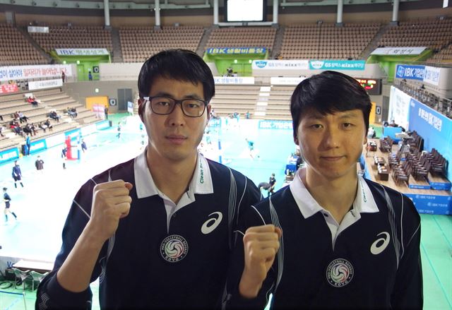 프로선수 출신으로는 처음 한국배구연맹(KOVO) 심판이 된 신경수(왼쪽), 송인석(오른쪽) 심판이 6일 경기 화성종합체육관에서 열린 V리그 여자부 IBK기업은행과 GS 칼텍스의 경기에 앞서 파이팅을 외치고 있다. 화성=연합뉴스