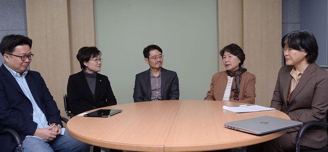 서경덕 성신여대 교양학부 교수(왼쪽부터), 이상화 한국양성평등교육진흥원 교수, 하종문 한신대 일본학과 교수, 신혜수 유엔 경제적·사회적·문화적 권리위원회 위원, 강정숙 성균관대 동아시아역사연구소 책임연구원이 지난달 30일 서울 중구 한국일보 회의실에서 일본군 위안부 문제의 쟁점과 해결방안에 대한 의견을 나누고 있다. 왕태석기자 kingwang@hk.co.kr