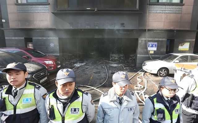 10일 오전 경기도 의정부시 의정부동의 아파트에서 불이 나 수사관계자들이 발화지점으로 추정되는 곳을 통제하고 있다. 연합뉴스