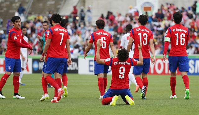 10일 호주 캔버라 스타디움에서 열린 2015 AFC 호주 아시안컵 조별리그 A조 1차전 한국 대 오만 경기. 조영철이 첫번째 골을 성공시킨 뒤 그라운드에 무릎꿇고 포효하고 있다. 연합뉴스