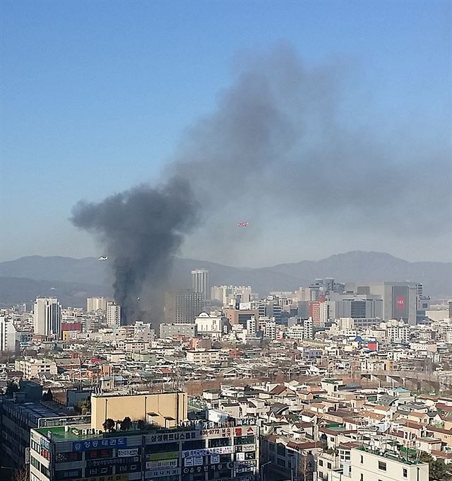 10일 오전 경기도 의정부시 의정부동의 한 아파트에서 불이 나 검은 연기가 피어오르고 있다. 연합뉴스.