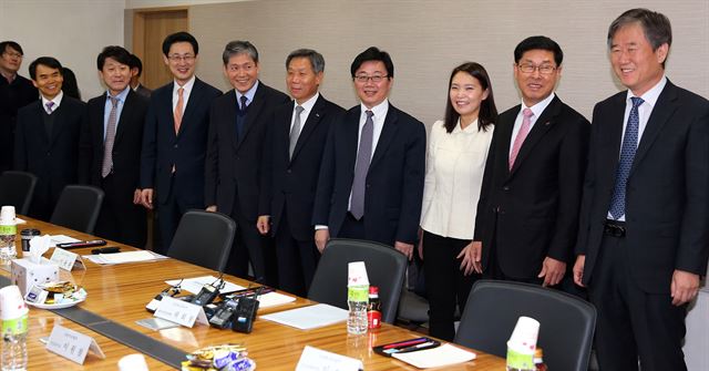 정부가 국제유가 하락에 따라 석유류 제품 가격인하를 추진하는 가운데 9일 오전 서울 강남구 삼성동 에너지기술평가원에서 열린 '석유 및 LPG 유통업계 간담회'에서 참석자들이 회의 시작에 앞서 이야기를 나누고 있다. 산업통상자원부는 이날 참석한 석유·LPG 유통협회와 소비자단체에 국제 유가 하락분이 국내 석유제품과 LPG 판매가격에 반영되도록 업계의 협조를 요청했다. 연합뉴스