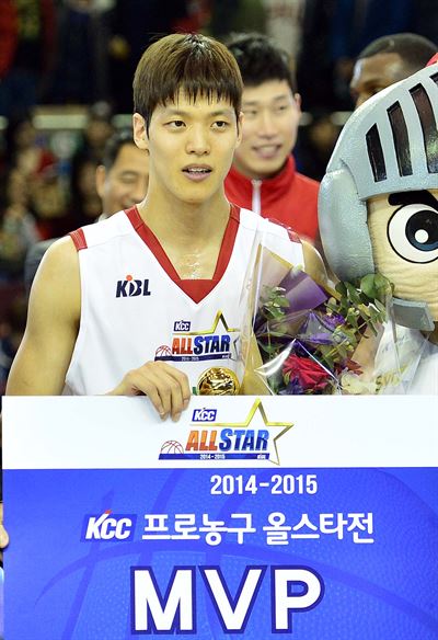 김선형(SK)이 11일 잠실실내체육관에서 열린 2014~15 KCC 프로농구 올스타전 MVP 시상식에서 꽃다발과 트로피를 들고 기념 촬영을 하고 있다. 뉴시스