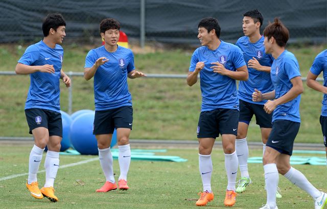 2015 호주 아시안컵 A조 조별리그 오만과의 본선 첫 경기에서 1-0 승리를 거둔 한국 축구 대표팀 남태희, 이근호 및 선수들이 11일 오후(현지시각) 호주 캔버라 맥켈러 파크에서 회복훈련을 하며 밝게 웃고 있다. 한국은 오는 13일(현지시각) 같은 장소인 캔버라 스타디움에서 쿠웨이트를 상대로 A조 조별리그 2차전을 치른다. 뉴시스