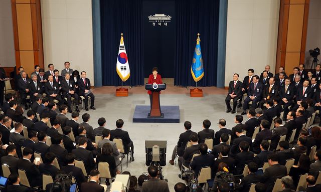 박근혜 대통령이 12일 오전 청와대 춘추관에서 신년 기자회견을 하고 있다. 연합뉴스