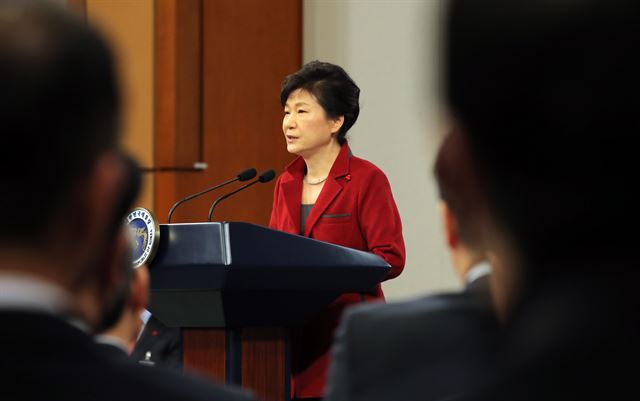 박근혜 대통령이 12일 오전 청와대 춘추관에서 신년 기자회견을 하고 있다. 연합뉴스