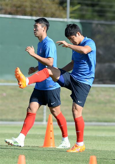 한국 축구 대표팀 공격수 이근호(오른쪽)와 이정협이 12일 호주 캔버라 맥켈러 파크에서 열린 공식훈련에서 스트레칭을 하며 몸을 풀고 있다. 캔버라=뉴시스