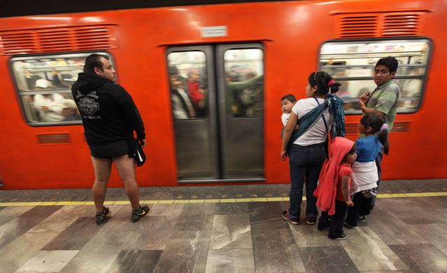 '바지 안 입고 지하철 타기'(No Pants Subway Ride) 가 열린 11일(현지시간) 뉴욕을 비롯한 베를린, 토론토, 멕시코 시티,부큐레슈티,프라하 등에서 투툼한 코트와는 상반되게 다리를 휜히 드러낸 승객들이 태연히 지하철에 승차해 웃음을 자아냈다. 이 행사는 길거리 퍼포먼스 단체인 임프루브 에브리웨어(Improve Everywhere)가 지난 2002년 뉴욕에서 시작해 매년 1월 전세계 도시 곳곳에서 진행하고 있다. 행사 초기에는 선정성 논란에 휩싸이기도 했으나 현재는 딱딱한 일상 생활에서 해방감을 맛보자는 취지에 더 초점이 맞춰지는 분위기이며 주최측은 참가자들에게 민망하거나 불쾌감을 줄 수 있는 속옷은 입지 말 것이라는 요구사항을 달고 행사를 진행하고 있다 사진은 11일(현지시간) 멕시코 멕시코 시티에서 '바지 안 입고 지하철 타기'(No Pants Subway Ride) 행사가 열린 가운데 엄마품에 안긴 아기가 속옷만 입고 서 있는 승객을 바라보고 있다..AP 연합뉴스