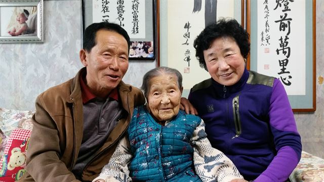 가족간의 사랑이 장수 비결이라는 이계순(가운데) 할머니와 아들 최귀환(왼쪽), 유영난씨 부부.