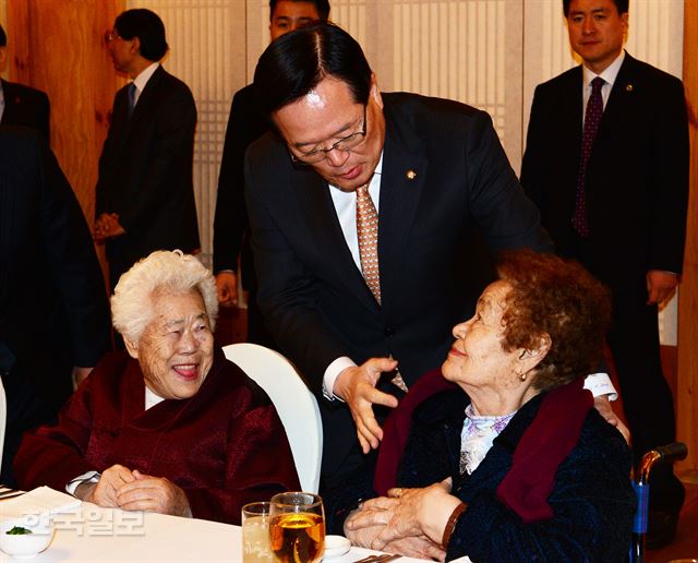 정의화 국회의장이 13일 국회 사랑재에서 열린 일본군 위안부 피해자 할머니 초청 오찬 간담회에서 할머니들과 인사하고 있다. 오대근기자 inliner@hk.co.kr