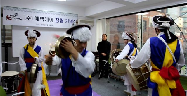 남기수 이사장이 지켜보는 가운데 풍물패가 비나리를 펼히고 있다. 예맥케이 제공