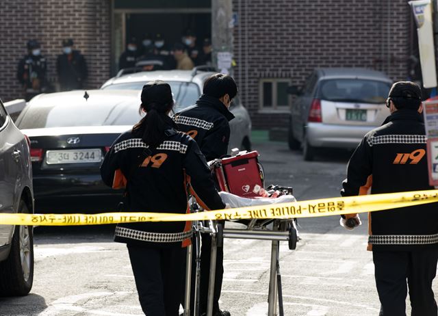 13일 오후 경기도 안산에서 40대 남성이 자녀들을 인질로 잡고 "별거 중인 아내를 불러달라"며 경찰과 대치했다가 붙잡혔다. 집 안에서는 아이들의 친아버지가 흉기에 찔려 숨진 채 발견됐으며 여자 고교생 1명이 중상을 입었다. 사진은 119구급대 관계자들이 현장으로 들어가고 있는 모습. 연합뉴스