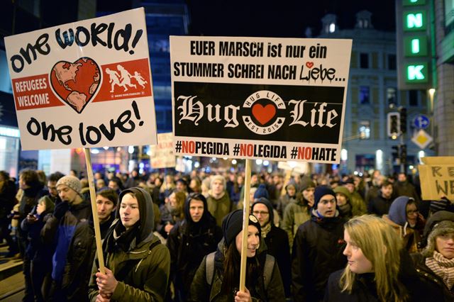 프랑 파리 테러 이후 독일에서 '유럽의 이슬람화를 반대하는 애국적 유럽인들'(PEGIDA·페기다) 주도의 반이슬람 집회가 열린 12일(현지시간) 라이프치히에서 반페기다 집회가 열리고 있다. '유럽의 이슬람화를 반대하는 애국적 유럽인들'(PEGIDA·페기다) 주되 반이슬람 회의에 맞선 반페기다 집회가 드레스덴 외에도 수도 베를린, 라이프치히, 뮌헨, 뒤셀도르프, 하노버 등 독일 곳곳에서 열려 페기다 세력의 결집을 압도했다. EPA 연합뉴스