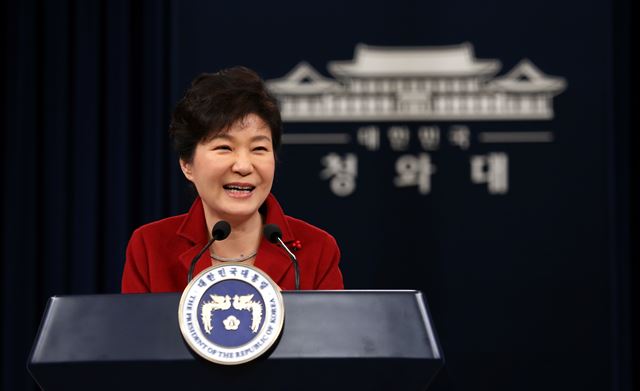 “그간 검찰과 언론, 야당 등에서 비리나 이권과 관련해 샅샅이 찾았지만 그런 게 없지 않냐.” ‘문고리 3인방’에 대해 박근혜 대통령이 12일 신년 기자회견에서 한 말이다. 신뢰감은 깊었다. 정윤회 파문 책임은 사심을 채우려 문건을 꾸미고 빼돌린 이들에게 들씌워졌다. 내통자로 지목돼 자살한 최모 경위 역시 거기 포함됐을 터였다. 배신 대가는 가혹했다. 사진은 이날 청와대 춘추관에서 기자회견을 하고 있는 박 대통령. 여유 만만한 얼굴이었다. 홍인기기자 hongik@hk.co.kr