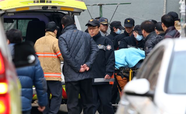 13일 오후 경기도 안산에서 40대가 별거 중이던 아내를 불러달라며 자녀들을 인질로 잡고 경찰과 대치한 현장에서 부상자가 실려나오고 있다. 연합뉴스