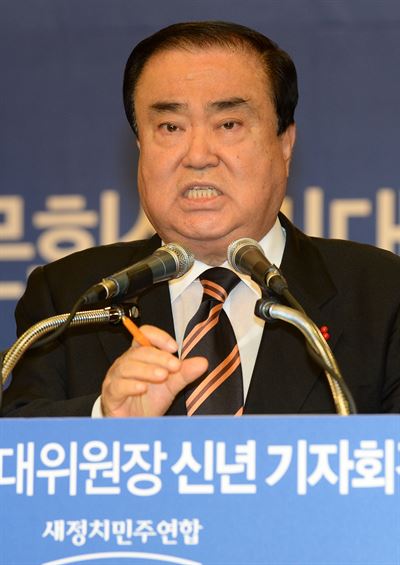 문희상 새정치민주연합 비상대책위원장이 13일 국회도서관 대강당에서 신년 기자회견을 하고 있다. 오대근기자 inliner@hk.co.kr