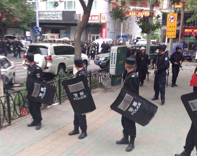 지난해 5월22일 테러가 발생한 중국 신장 위구르 자치구 우루무치에서 사건 현장 주변에 공안들이 배치돼 삼엄한 경계를 서고 있다. 한국일보 자료사진