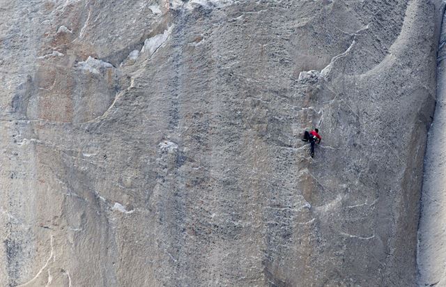 요세미티 국립공원 수직벽 '엘 카피탄'의 최고난도 '새벽 직벽'(Dawn Wall)을 맨손으로 도전 중인 케빈 조르게슨이 12일(현지시간) 암벽을 오르고 있다.케빈 조르게슨과 토미 콜드웰은 빠르면 14일 저녁 최초로 새벽직벽의 맨손 정복에 성공할 수 있을 것으로 예상된다. AP 연합뉴스