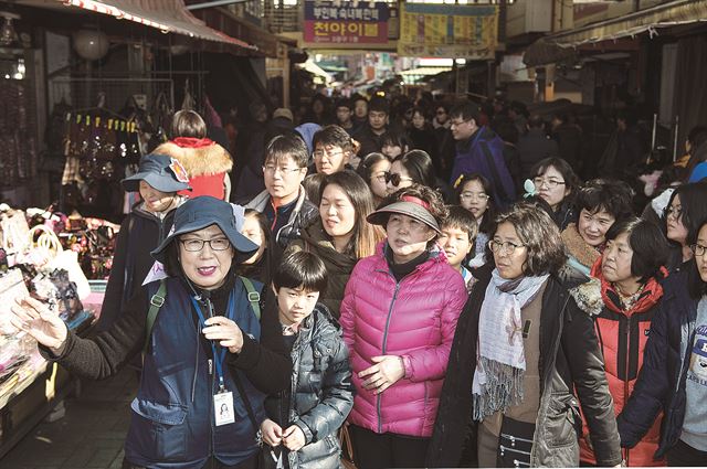 부산관광공사는 국제시장을 찾는 관광객을 위해 해설사의 설명이 곁들인 골목투어를 진행하고 있다.