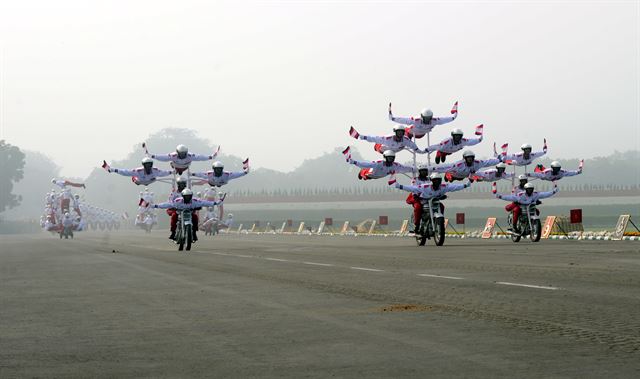 오는 26일 제66회 공화국의 날을 앞두고 15일(현지시간) 인도 보팔에서 군경들이 퍼레이드 리허설을 하고 있다. 보팔=신화 연합뉴스