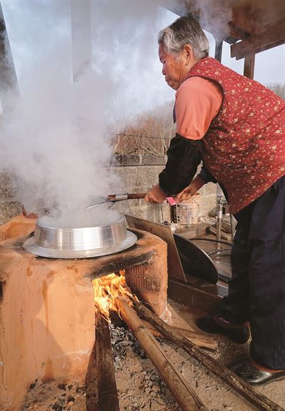 꾸러미 보내는 날을 기억하시는 간전댁할머니가 집으로 오셔서 무청 시래기 삶는 것을 도와주고 있다. 세척 방법과 삶는 정도, 갈무리 하는 방법 등을 손수 보여주신다. "내가 해줄꺼이 이거 밖에 없어요" 늘 입에 갈고 다니시는 말씀이다. 우리야말로 뭐 하나 제대로 해드린 게 없는데.