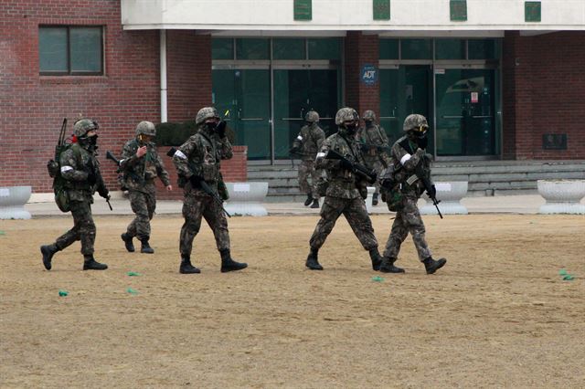 16일 오전 6시 30분께 전남 목포시 북항 인근에서 복무 중인 육군 모 부대 소속 A(22) 일병이 총기와 공포탄 10발을 소지한 채 근무지를 무단 이탈해 군과 경찰이 일대를 수색 중이다. 군경은 이날 오전 10시 30분께 북항에서 18km가량 떨어진 영암의 한 초등학교 인근에서 총을 든 군인을 봤다는 신고를 접수하고 학교를 수색하고 있다. 연합뉴스