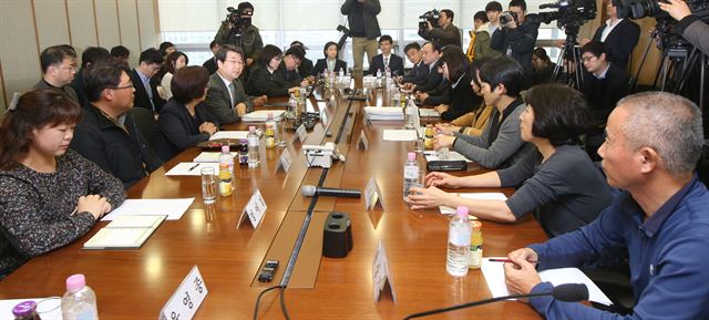 삼성전자 반도체사업장에서 일하다 병에 걸린 근로자와 유족에 대한 피해 보상을 협의하는 2차 조정위원회가 16일 오후 서울 서대문구 미근동 법무법인 지평 회의실에서 열리고 있다. 연합뉴스