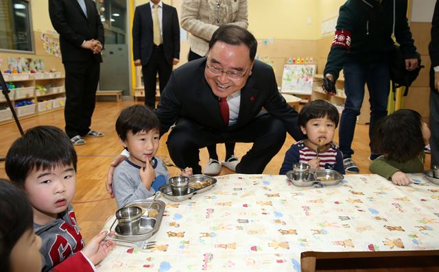 정부가 어린이집 아동폭력 근절대책을 발표한 가운데 정홍원 국무총리가 16일 오후 서울 종로구 평창동 생명숲 어린이집을 방문해 식사하는 아이들을 다독이고 있다. 연합뉴스