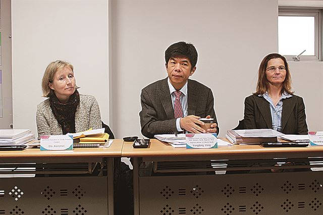 14일 세계보건기구 방문단이 서울 강남구 중앙자살예방센터에서 국내 자살예방 정책과 관련한 인터뷰를 하고 있다. 왼쪽부터 엘라 세계자살예방협회 대표, 왕샹동 박사, 알렉산드라 박사. 중앙자살예방센터 제공