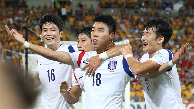 17일 호주 브리즈번 스타디움에서 열린 2015 AFC 아시안컵 조별리그 A조 3차전 한국 대 호주 경기. 이정협이 첫번째 골을 넣은 뒤 환호하고 있다. 연합뉴스