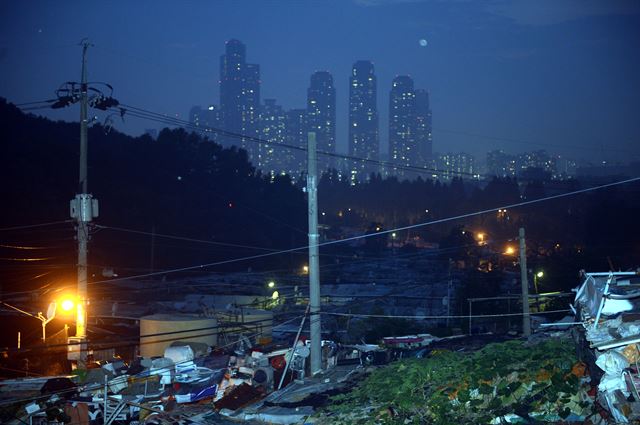 전세계 부의 쏠림 현상이 가속화 하는 가운데 사진은 서울 강남의 마지막 판자촌인 구룡마을에서 바라본 강남 고층아파트의 모습. 신상순선임기자 ssshin@hk.co.kr