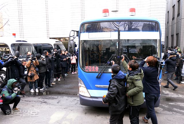 19일 오후 '땅콩 회항' 사건으로 구속 기소된 조현아 전 대한항공 부사장에 대한 1심 첫 공판이 열린 서울 마포구 서부지법으로 조 전 부사장을 태운 호송차량이 들어오고 있다. 홍인기기자 hongik@hk.co.kr