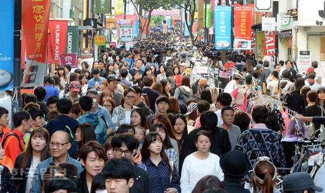 관광객들로 북적이는 서울 명동. 한국일보 자료사진