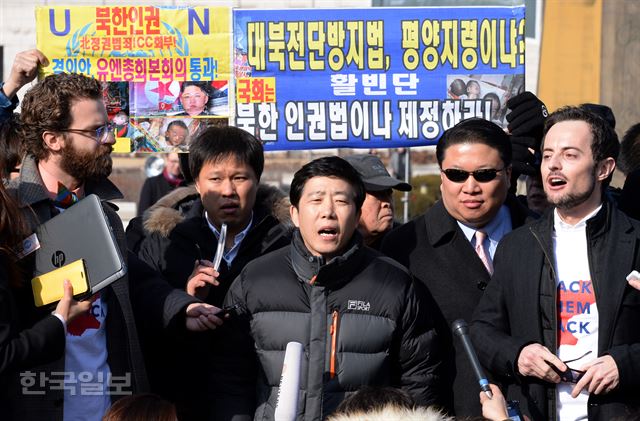 박상학(가운데) 자유북한운동연합 대표와 토르 할보르센(맨 오른쪽) 미국인권재단 대표가 20일 서울 용산구 전쟁기념관 앞에서 대북전단 살포에 대한 입장을 밝히고 있다. 홍인기기자 hongik@hk.co.kr