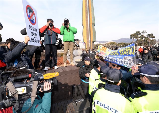 박상학 자유북한운동연합 대표와 돌 미국인권재단 대표가 20일 오후 서울 용산구 전쟁기념관 앞에서 대북 전단 살포 관련 기자회견을 하는 도중 진보단체와 보수단체가 대립하고 있다. 홍인기기자 hongik@hk.co.kr