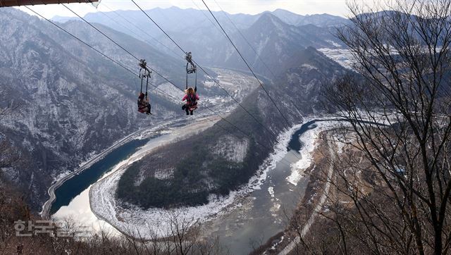 표고 325m를 시속 70km 속도로 내려가는 병방산 짚와이어. 웅장한 한반도 지형으로 빨려 들어가는 듯 아찔하다.