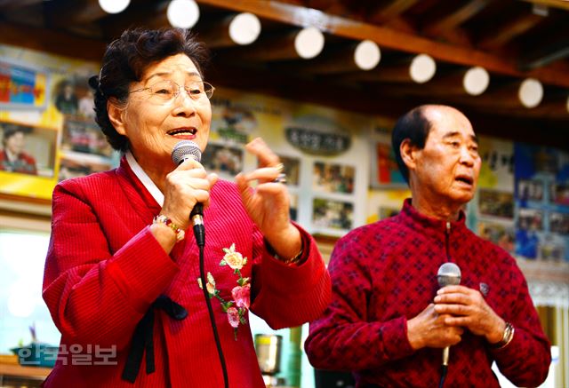 옥산장 여주인 전옥매 부부가 정선아리랑을 불러주고 있다.