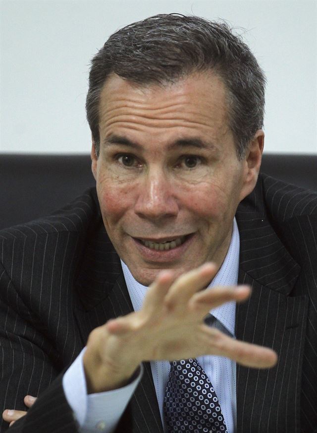 [PRU20150121095401034] <YONHAP PHOTO-1165> Late Argentine prosecutor Alberto Nisman speaks during a meeting with journalists in Buenos Aires May 29, 2013. The mysterious death of Nisman just days after he accused the president of directing a cover-up in the bombing of a Jewish community centre two decades earlier has jolted the country with accusations of foul play coming from all sides. The body of Nisman, lead investigator into the 1994 car bomb that killed 85 people, was found in his apartment on the night of January 18, 2015, a handgun by his side along with a single shell casing. Picture taken May 29, 2013. REUTERS/Marcos Brindicci/Files (ARGENTINA - Tags: POLITICS CRIME LAW)/2015-01-21 13:09:37/ <저작권자 ⓒ 1980-2015 ㈜연합뉴스. 무단 전재 재배포 금지.> 대통령의 수사 방해 의혹을 제기하다 의문사한 아르헨티나의 알베르토 니스만 검사. 부에노스아이레스=로이터 연합뉴스