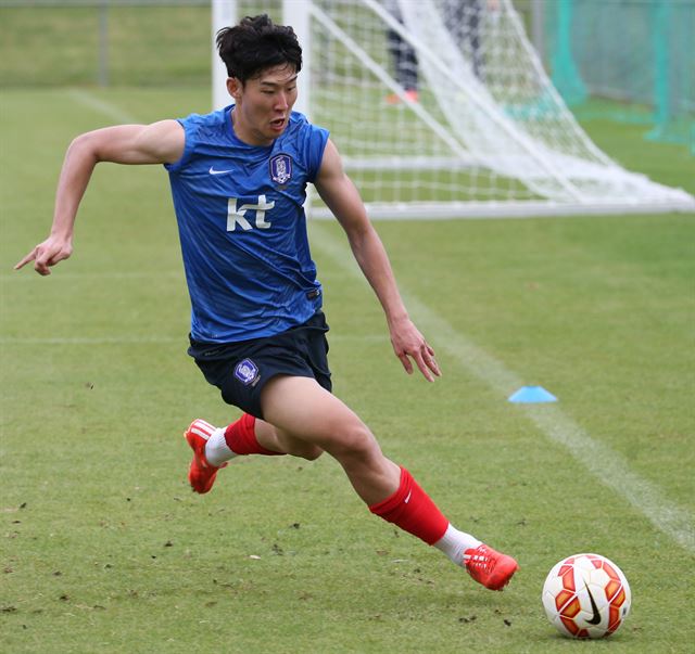 2015 호주 아시안컵에 출전하는 한국 축구 대표팀의 손흥민이 호주 시드니 매쿼리대학교 스포츠필드에서 훈련하며 볼을 다루고 있는 모습. 연합뉴스