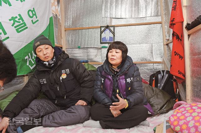 순화동 철거민으로 용산참사 당시 남일당 농성에 합류했다가 다친 지석준씨와 숨진 윤용헌씨의 부인 유영숙씨가 순화동 농성천막 안에서 그날을 이야기하고 있다. 신상순 선임기자ssshin@hk.co.kr