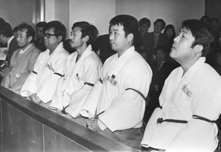 1974년 3월 2일 문인간첩단 사건으로 법정에 선 문인들