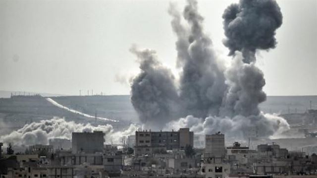 ⓒ AFP/File | Smoke rises on November 13, 2014 after shelling in the Syrian border town of Kobane, as seen from the Turkish border village of Mursitpinar, Sanliurfa province 시리아 코바니 공습/2015-01-25(한국일보) 시리아와 터키의 접경 지역 코바니에 지난해 11월13일 미군의 공습이 가해져 연기가 피어오르고 있다. 무르시트피나르=AFP 연합뉴스