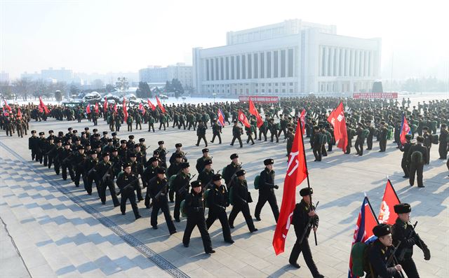 북한군이 20일 인민무력부 김일성 부자 동상 앞에서 '마두산혁명전적지' 참관 출발모임을 열고 행군을 시작했다고 조선중앙통신이 25일 보도했다. 연합뉴스